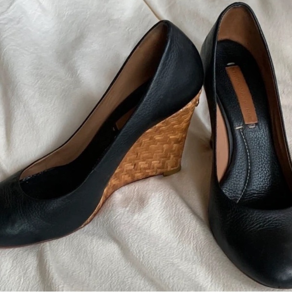 BCBGMaxAzria Elegant Black Heels - Picture 3 of 5